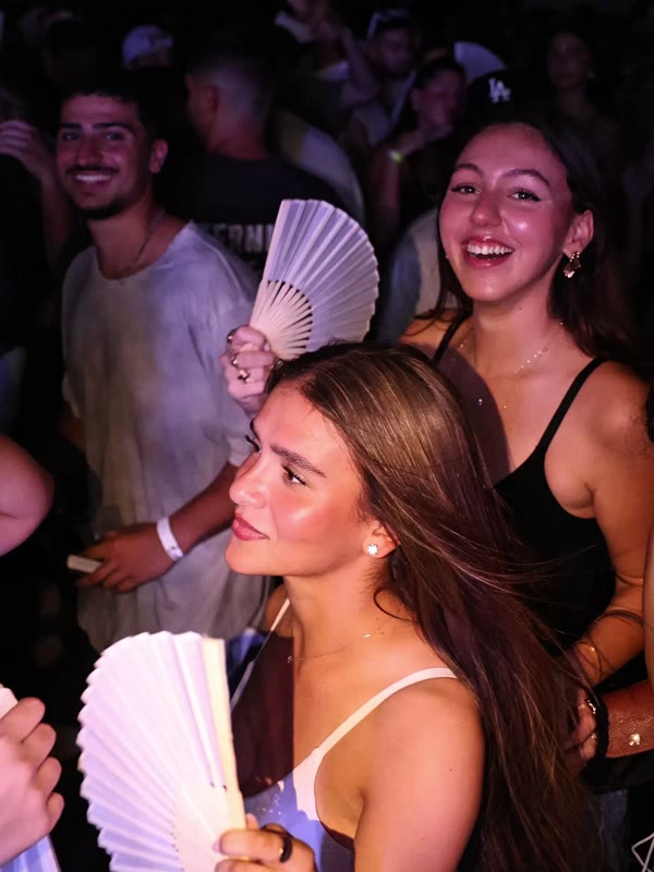 חברות עם מניפות לבנות רוקדות במסיבה בהרצליה